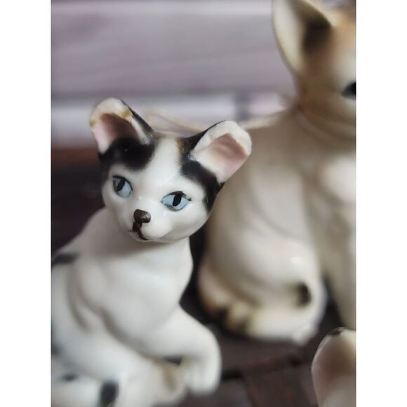 Lot of Small Porcelain Cats and Kittens #A56 - Picture 5 of 9